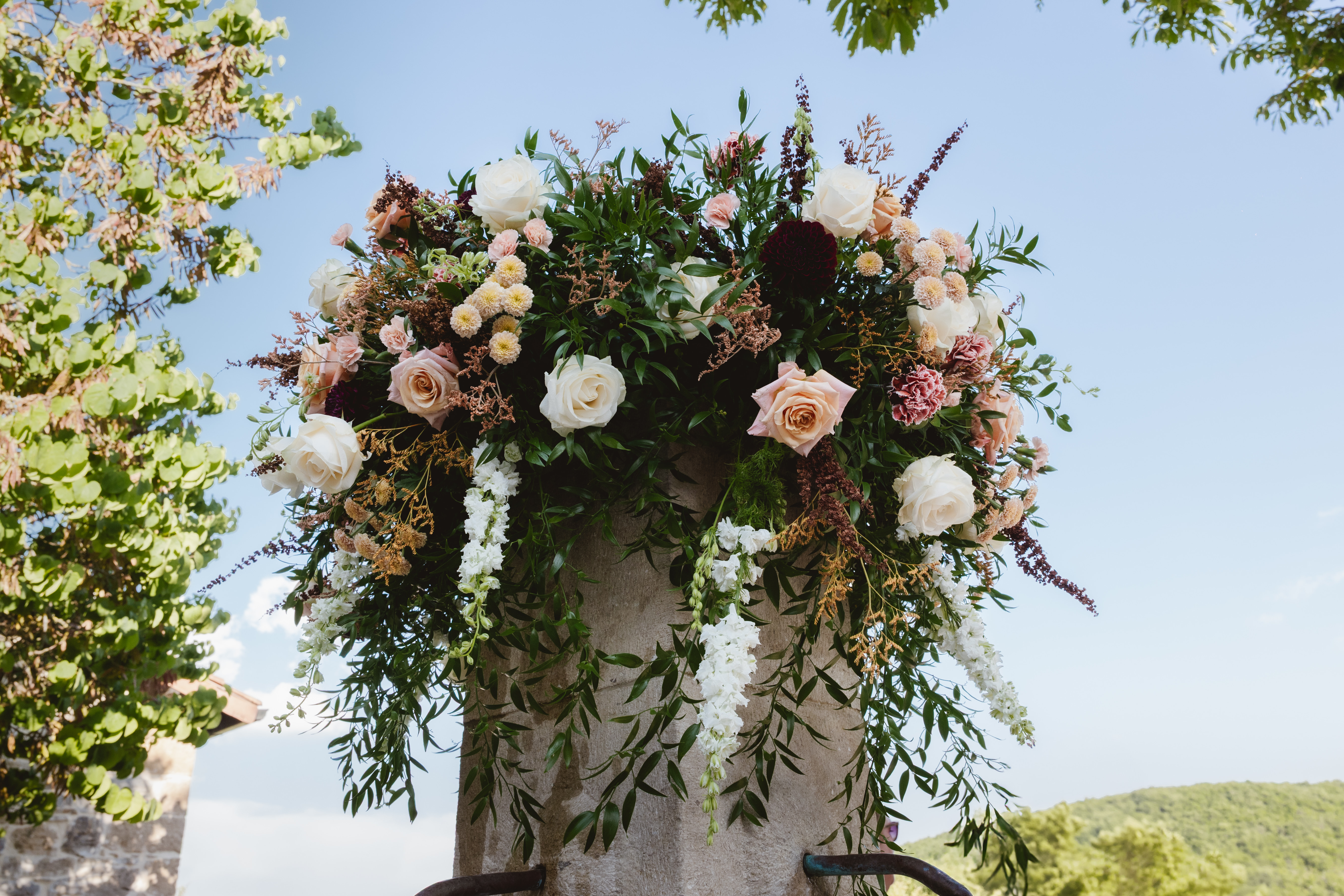 Mariage boho — fauteuils et allée fleurie